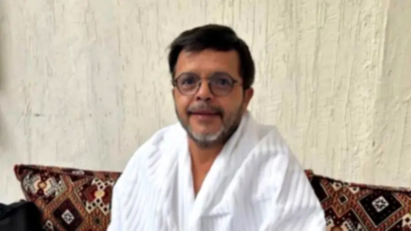 محمد هنيدي يؤدي مناسك الحج بملابس الإحرام في مكة المكرمة