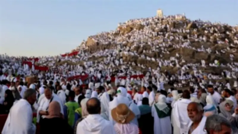 مشهد إيماني مهيب.. الحجاج يواصلون التوافد على صعيد عرفات