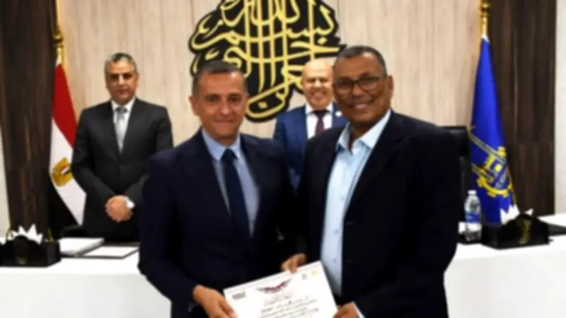محافظ أسوان يكرم مدير الاتصال السياسي السابق تقديراً لعطائه الوظيفي