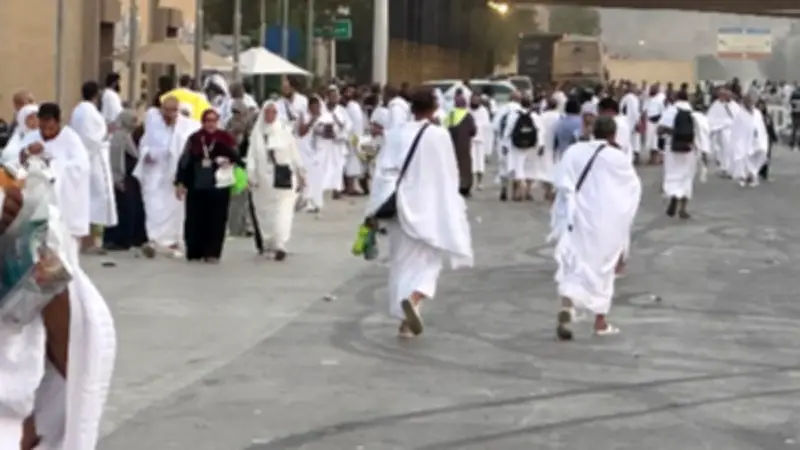 عرفات تكتسي بالخشوع.. ملايين الحجاج يؤدون الركن الأعظم في أجواء روحانية