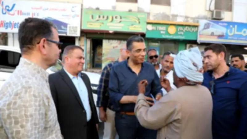 محافظ البحر الأحمر يتفقد مواقف الغردقة ويوجه بدفع سيارات إضافية للخدمة