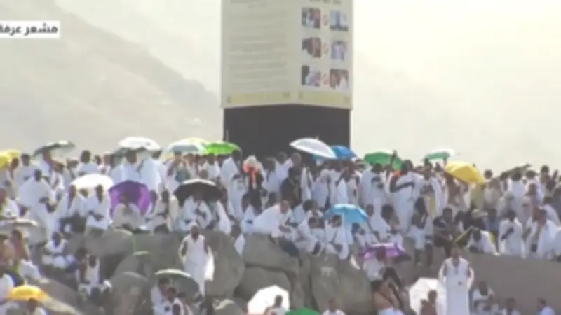 بث مباشر: ضيوف الرحمن يقفون بعرفة لأداء ركن الحج الأعظم