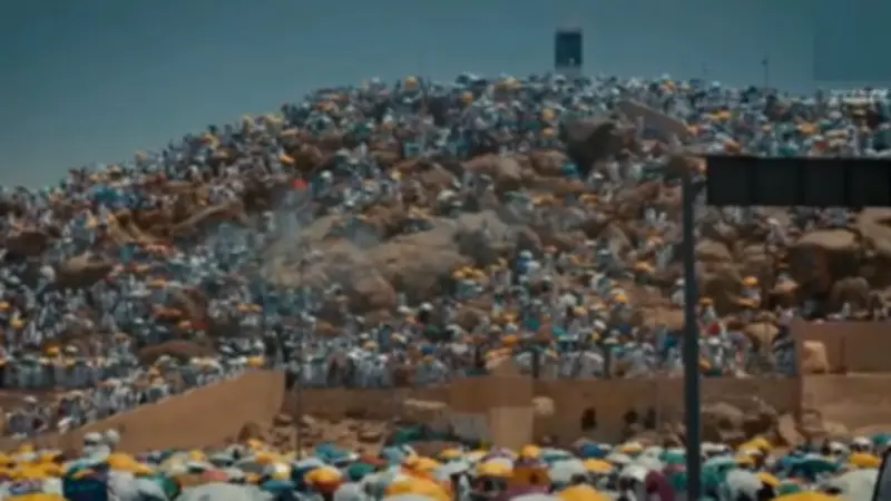 الحجاج يقفون بعرفة لأداء ركن الحج الأعظم في مشهد مهيب