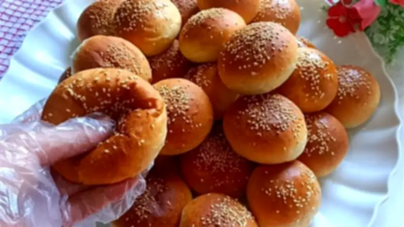 طريقة عمل العيش الكيزر في المنزل بخطوات بسيطة وطعم مثل المخابز