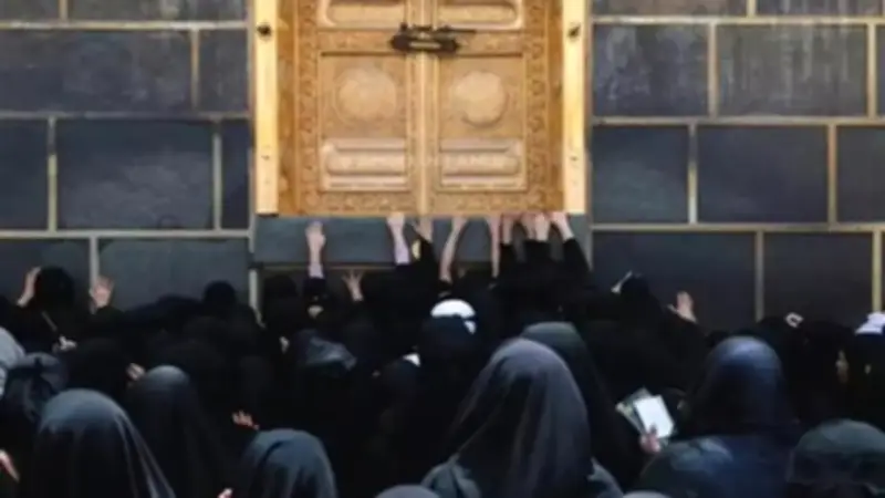 نساء مكة يحيين عادة "يوم الخُليّف" السنوية في المسجد الحرام