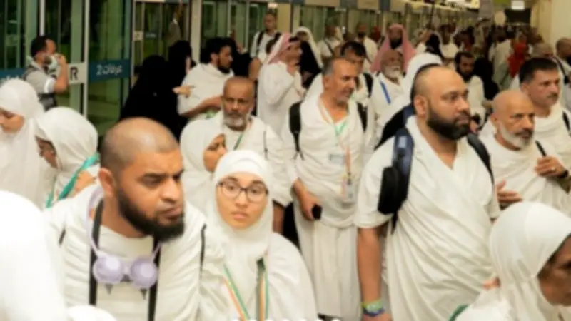 ضيوف الرحمن يقفون على صعيد عرفات لأداء ركن الحج الأعظم
