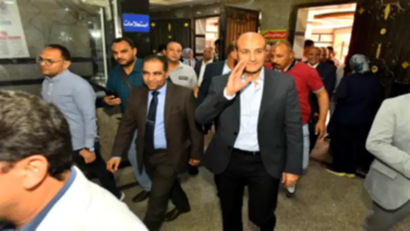 محافظ أسيوط يتفقد المستشفيات ويوزع هدايا العيد على المرضى