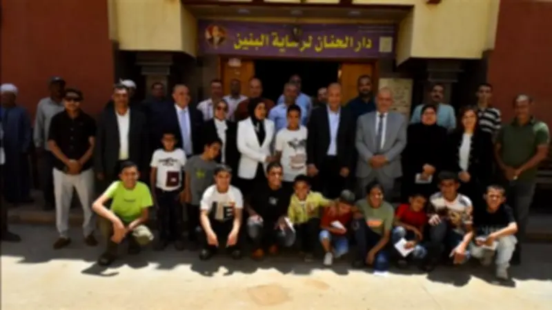 محافظ أسيوط يشارك الأيتام فرحة العيد ويكرم العاملين بدور الرعاية