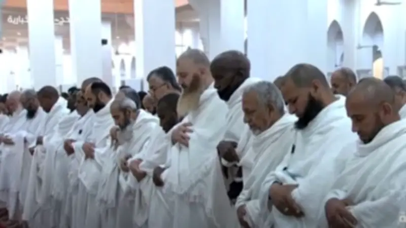 بث مباشر.. الحجاج يؤدون صلاتي الظهر والعصر جمع تقديم وقصرا بمسجد نمرة