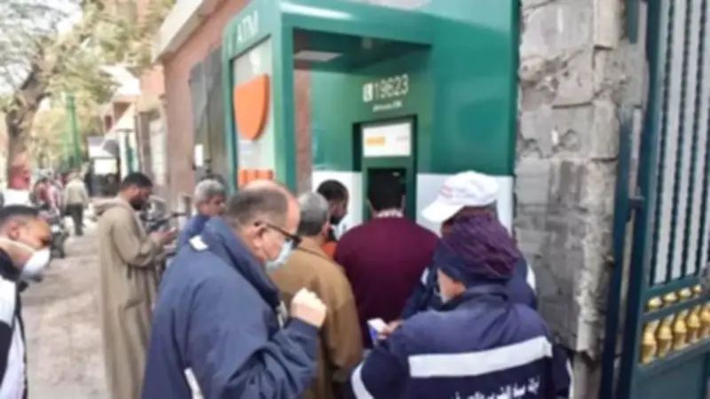 زحام أمام ماكينات الصراف الآلي قبل العيد وأعطال ونقص سيولة يضاعفان معاناة المواطنين