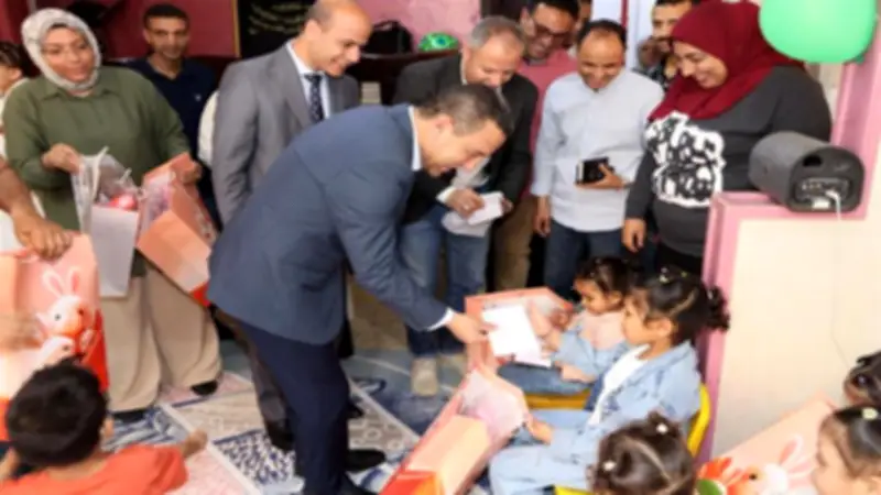 محافظ المنوفية يوزع العيدية والهدايا على الأطفال الأيتام في عيد الأضحى