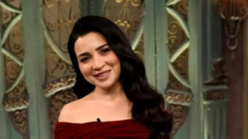 مي عز الدين تتألق بفستان خمري أنيق في صاحبة السعادة وتثير الجدل بسعره