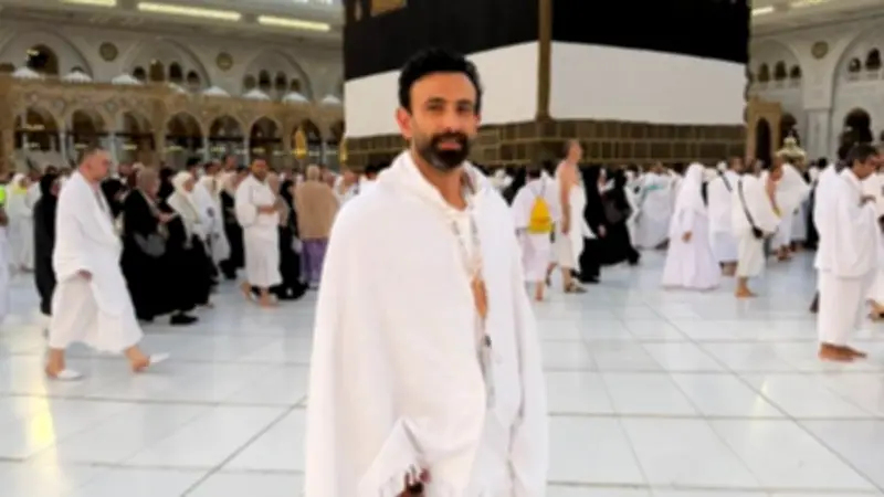إبراهيم فايق يؤدي مناسك الحج من الحرم المكي ويدعو بالقبول