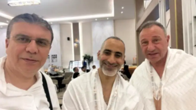 محمود الخطيب يؤدي مناسك الحج في عرفات بصحبة عمرو الليثي