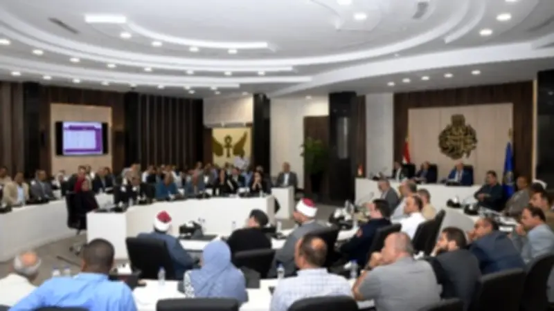 محافظ أسوان يتابع جاهزية مرافق الكهرباء والمياه لمواجهة ارتفاع الحرارة