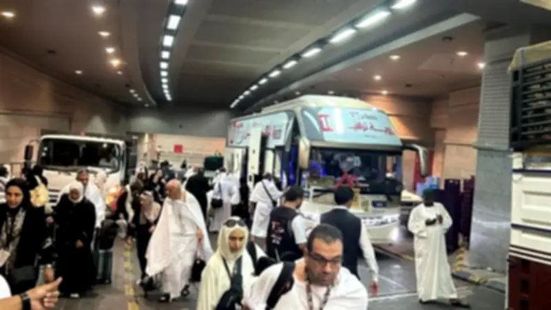 بإشراقة يوم النحر.. حجاج بيت الله يبدؤون رمي جمرة العقبة الكبرى