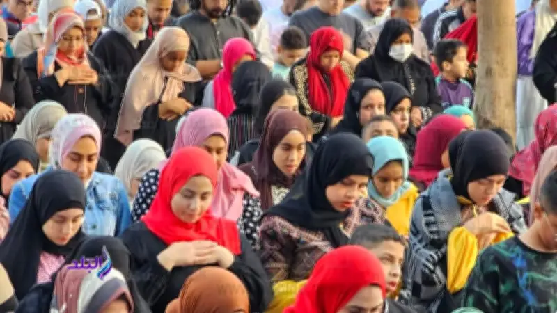 حكم صلاة المرأة بجوار الرجل في عيد الأضحى بسبب الزحام