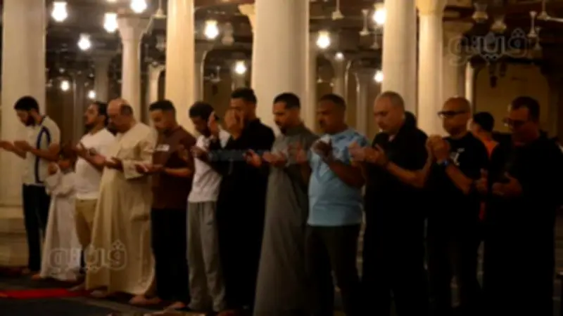 المئات يؤدون صلاة الفجر بمسجد عمرو بن العاص استعدادًا لعيد الأضحى