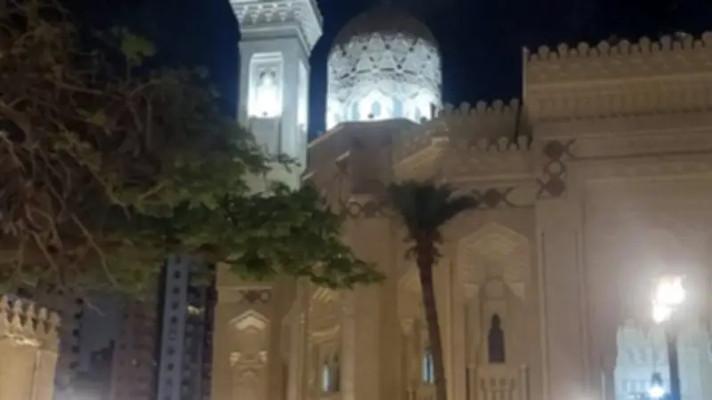 مسجد المرسي أبو العباس بالإسكندرية يتزين لاستقبال المصلين في عيد الأضحى
