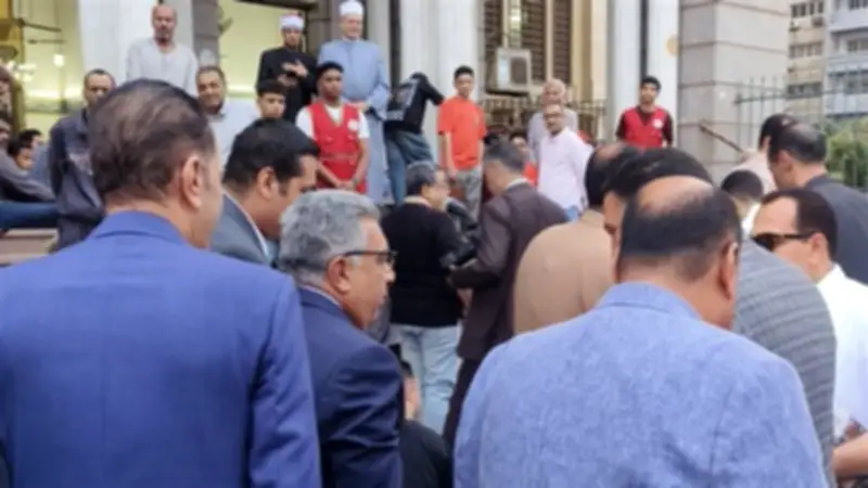 محافظ الدقهلية يؤدي صلاة عيد الأضحى بمسجد النصر في المنصورة