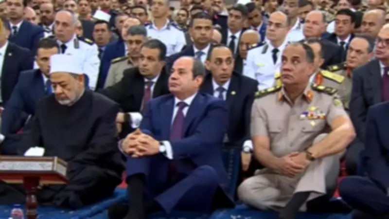 الرئيس السيسي يستمع لخطبة العيد بعد أداء الصلاة بمسجد الرحمن الرحيم