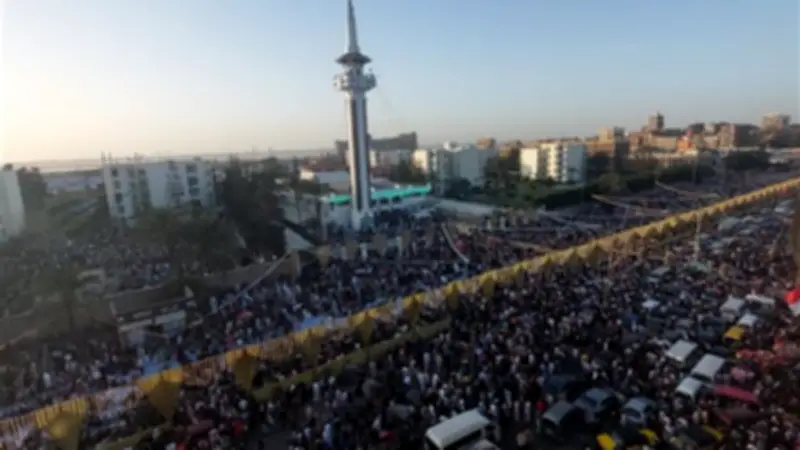 مشهد مهيب: آلاف المصلين يؤدون صلاة عيد الأضحى في الإسكندرية