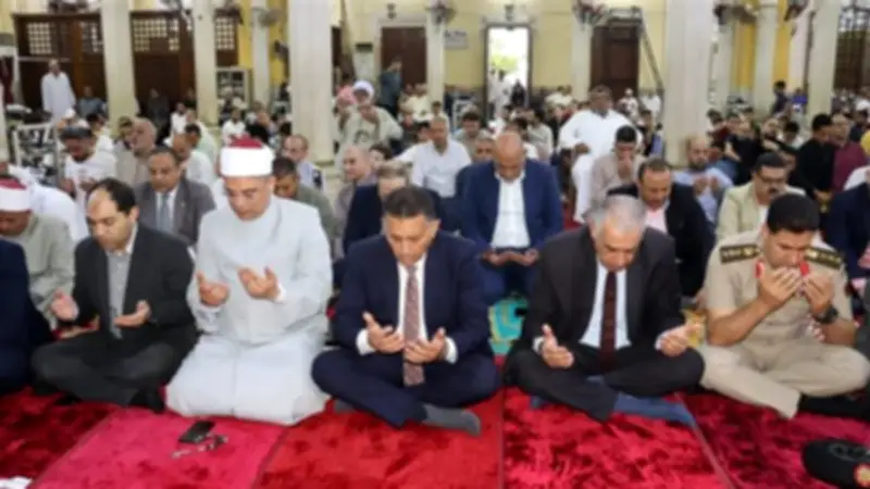 محافظ القليوبية يؤدي صلاة عيد الأضحى بمسجد ناصر في بنها
