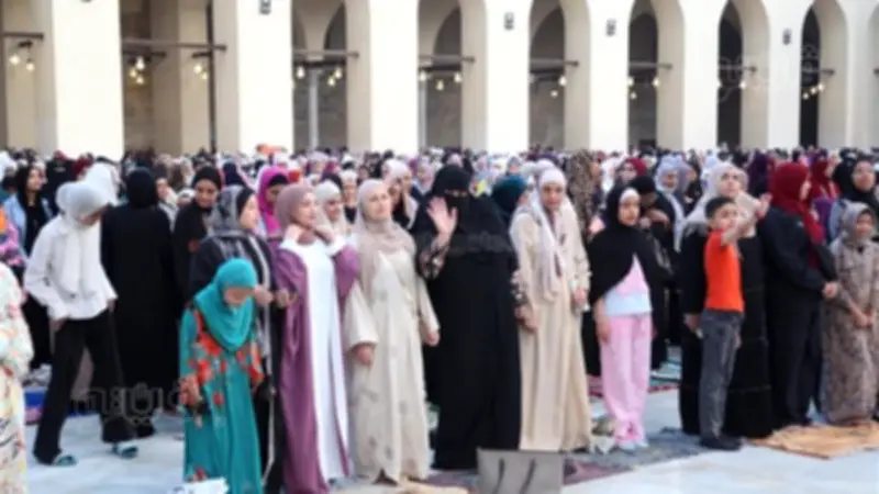 الآلاف يؤدون صلاة عيد الأضحى بمسجد الظاهر بيبرس وسط فصل الرجال عن النساء