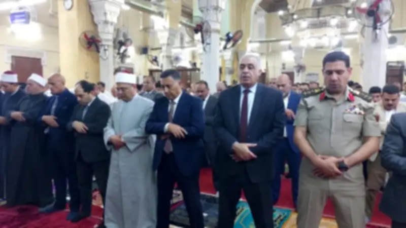 محافظ القليوبية يؤدي صلاة عيد الأضحى بمسجد ناصر ببنها