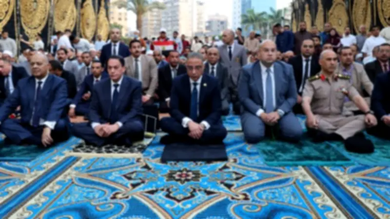 محافظ الجيزة يؤدي صلاة عيد الأضحى بمسجد مصطفى محمود ويتبادل التهاني مع المواطنين