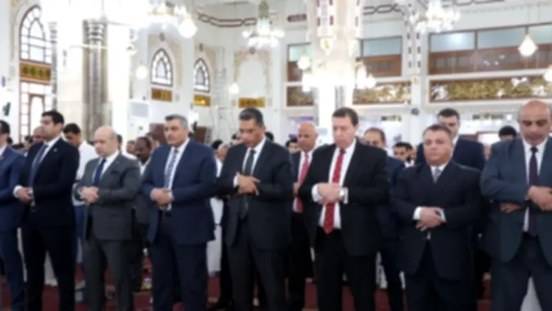 محافظ البحر الأحمر يؤدي صلاة عيد الأضحى بمسجد الميناء الكبير بالغردقة