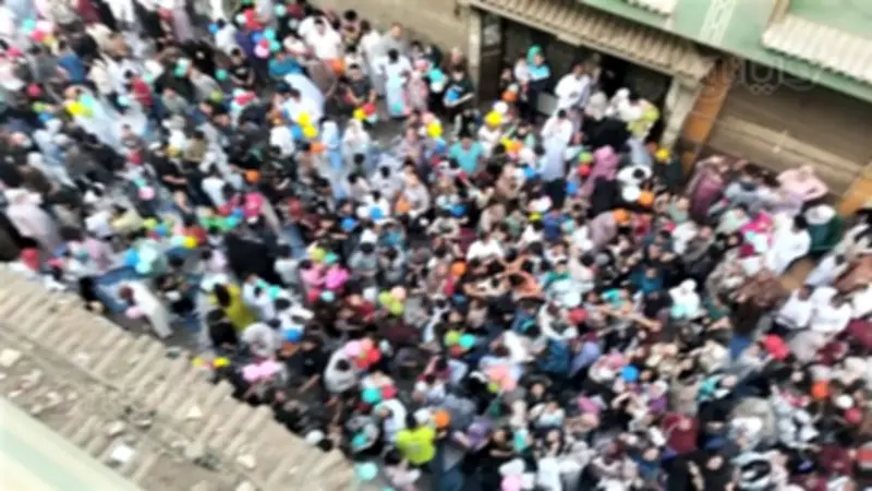 أطفال الإسماعيلية ينتظرون شلالات البالونات بعد صلاة عيد الأضحى
