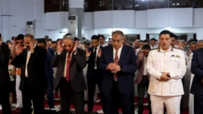 محافظ الإسماعيلية يؤدي صلاة عيد الأضحى بمجمع الشهداء الإسلامي