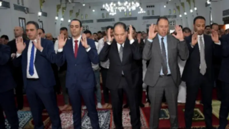 محافظ بورسعيد يؤدي صلاة العيد بالمسجد العباسي ويشارك المواطنين الفرحة