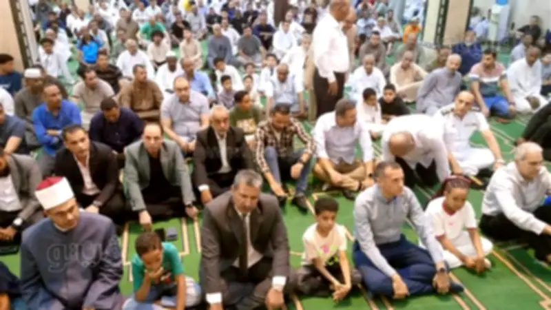 محافظ أسوان يهنئ الأهالي بعد أداء صلاة عيد الأضحى المبارك