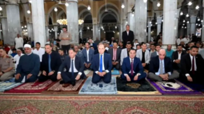 محافظ الغربية يشارك أهالي طنطا صلاة عيد الأضحى بمسجد السيد البدوي