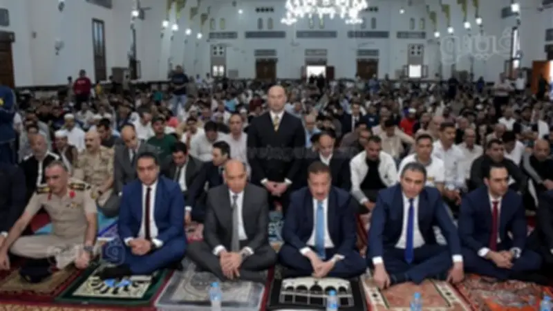 محافظ بورسعيد يؤدي صلاة عيد الأضحى بالمسجد العباسي في حضور جماهيري حاشد