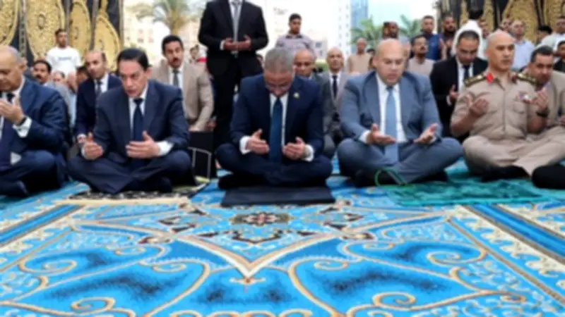 محافظ الجيزة يؤدي صلاة عيد الأضحى بساحة مسجد مصطفى محمود