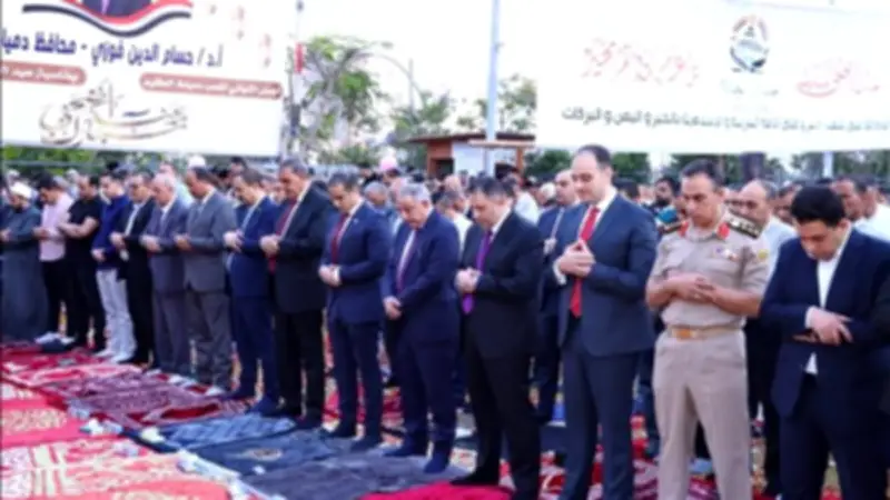 محافظ دمياط يؤدي صلاة عيد الأضحى في ميدان الساعة وسط حشود المواطنين