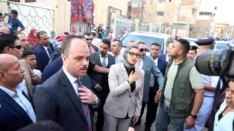 محافظ الوادي الجديد تؤدي صلاة العيد وتشارك الأطفال فرحتهم