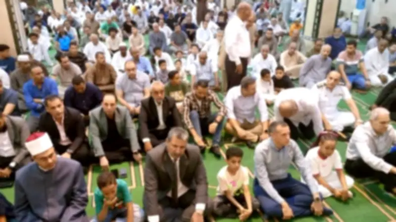 محافظ أسوان يؤدي صلاة عيد الأضحى بمسجد منصور حمادة بحضور جماهيري