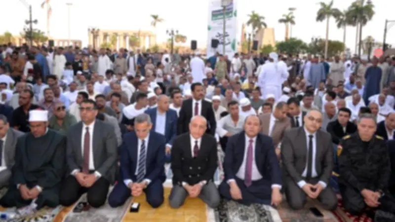 محافظ الأقصر يوزع الهدايا على المواطنين عقب صلاة عيد الأضحى