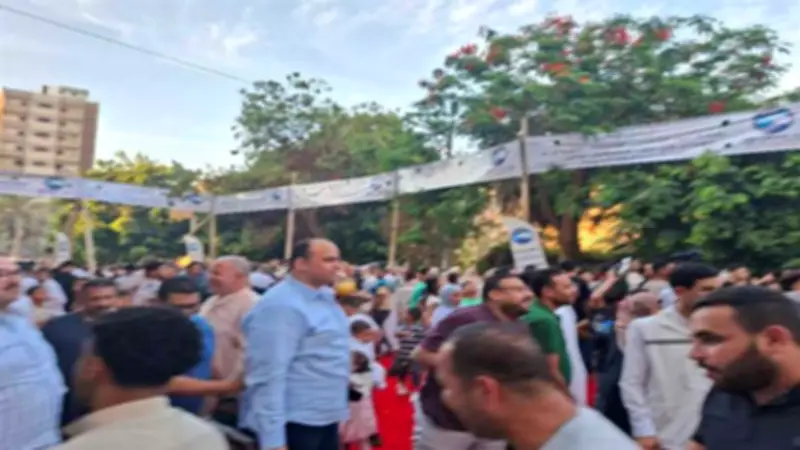 آلاف المواطنين يؤدون صلاة عيد الأضحى في ساحة البقلي بأسيوط في أجواء احتفالية