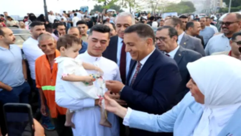 محافظ القليوبية يوزع الهدايا على أهالي بنها في عيد الأضحى