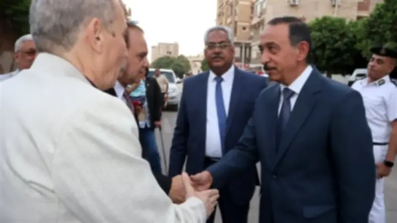 محافظ سوهاج يؤدي صلاة العيد ويتبادل التهاني مع المواطنين