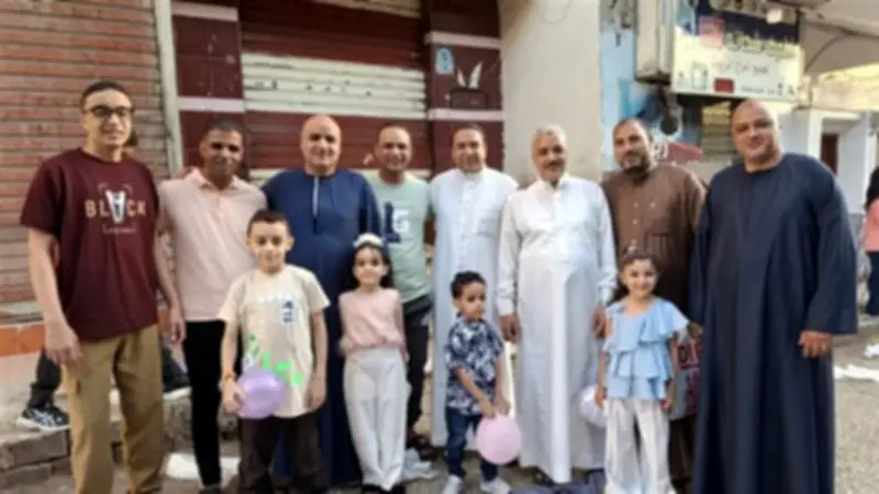 أهالي سوهاج بالجلباب الصعيدي يلتقطون صور العيد