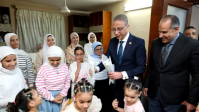 محافظ الجيزة يشارك فتيات الرعاية الاجتماعية بإمبابة فرحة عيد الأضحى