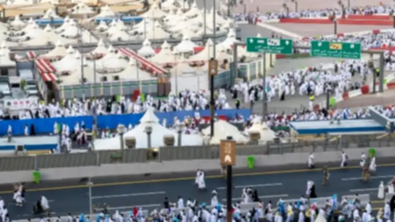 حجاج بيت الله الحرام يرمون جمرة العقبة في أول أيام عيد الأضحى