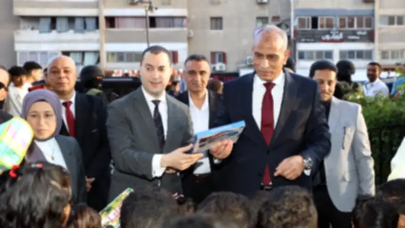محافظ كفر الشيخ يقدم هدايا الرئيس للأيتام في عيد الأضحى