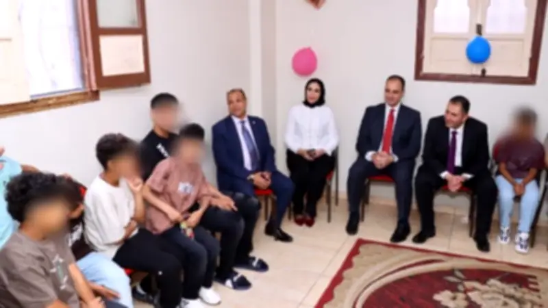 محافظ دمياط يشارك أطفال دور الضيافة فرحة عيد الأضحى